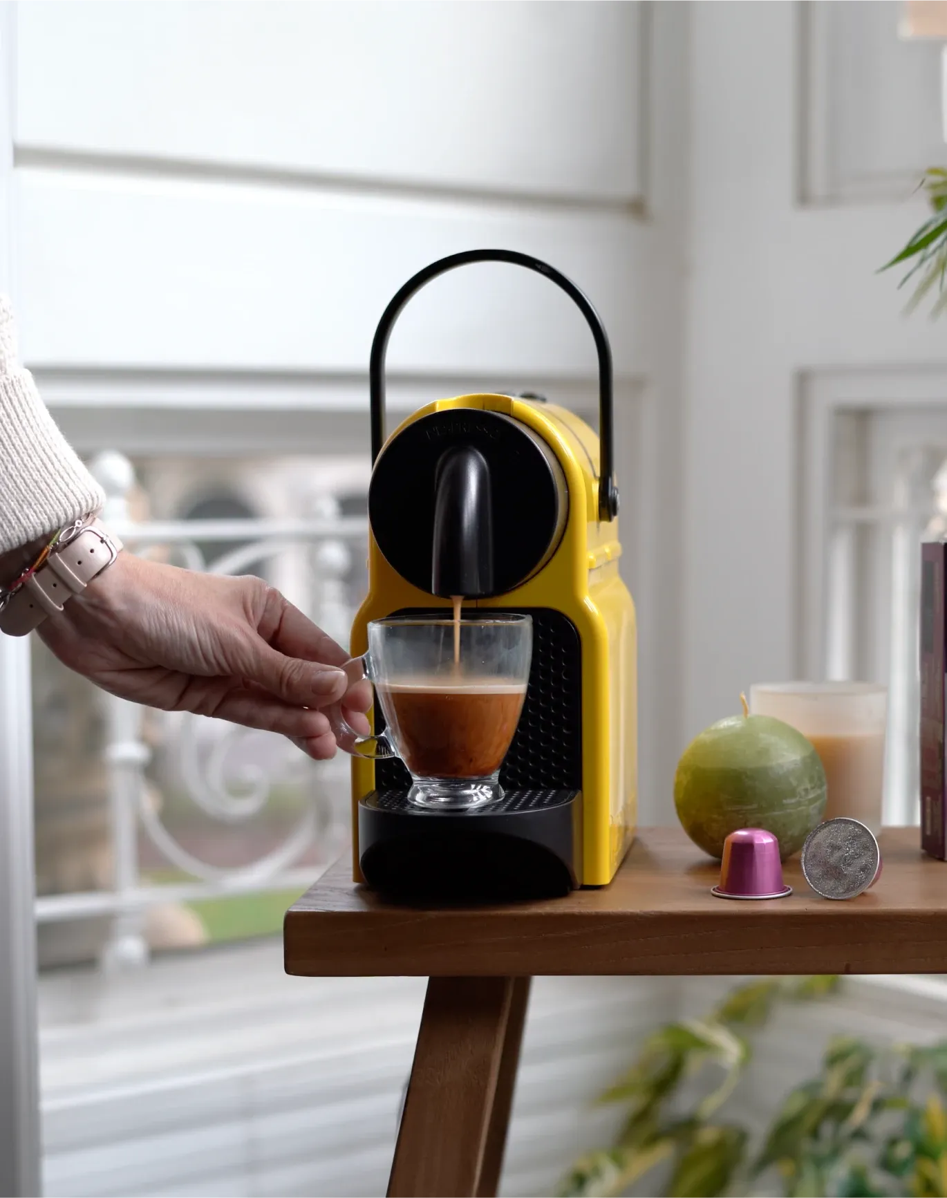 Cafetera amarilla de cápsulas