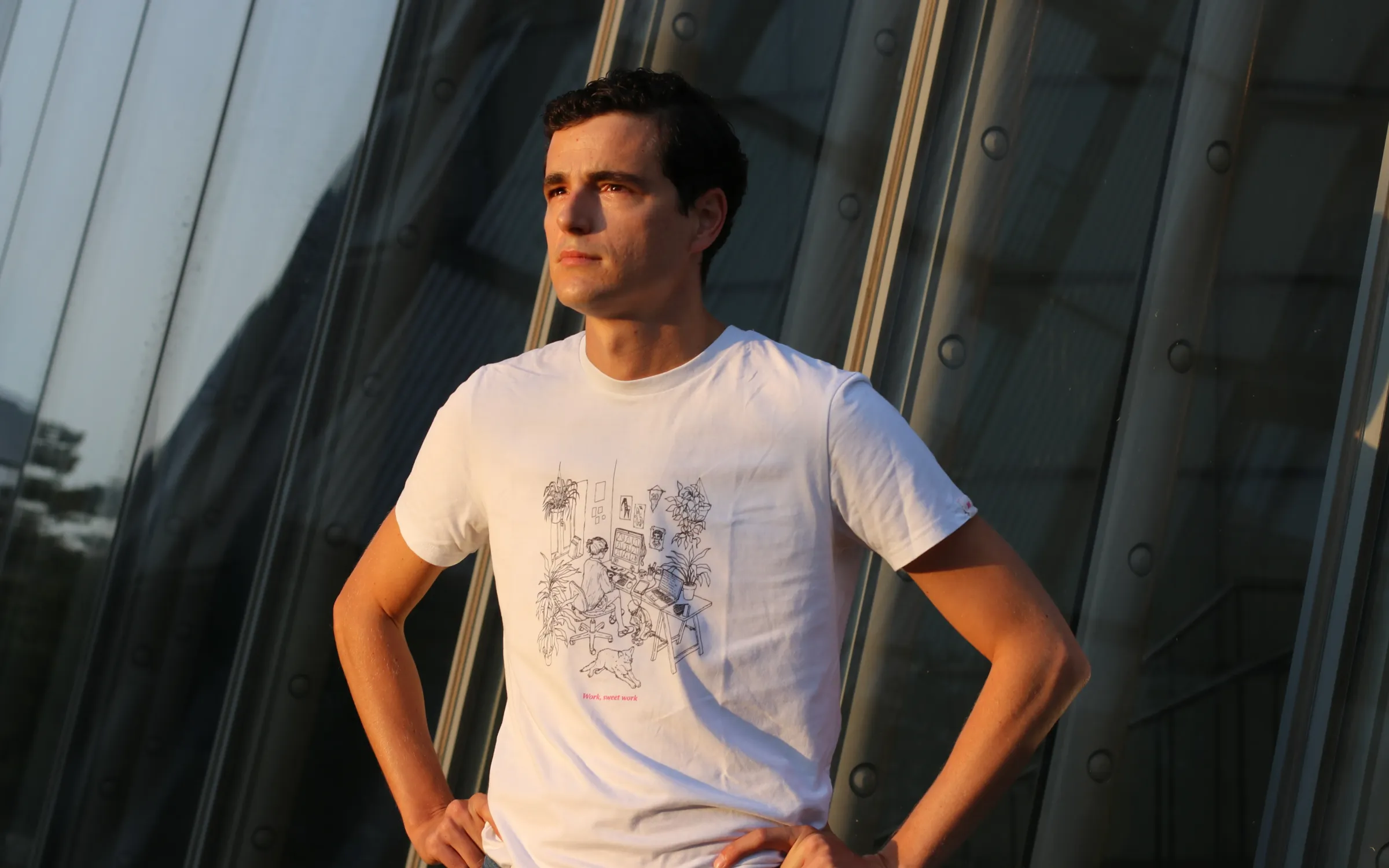 Persona con camiseta blanca con ilustración