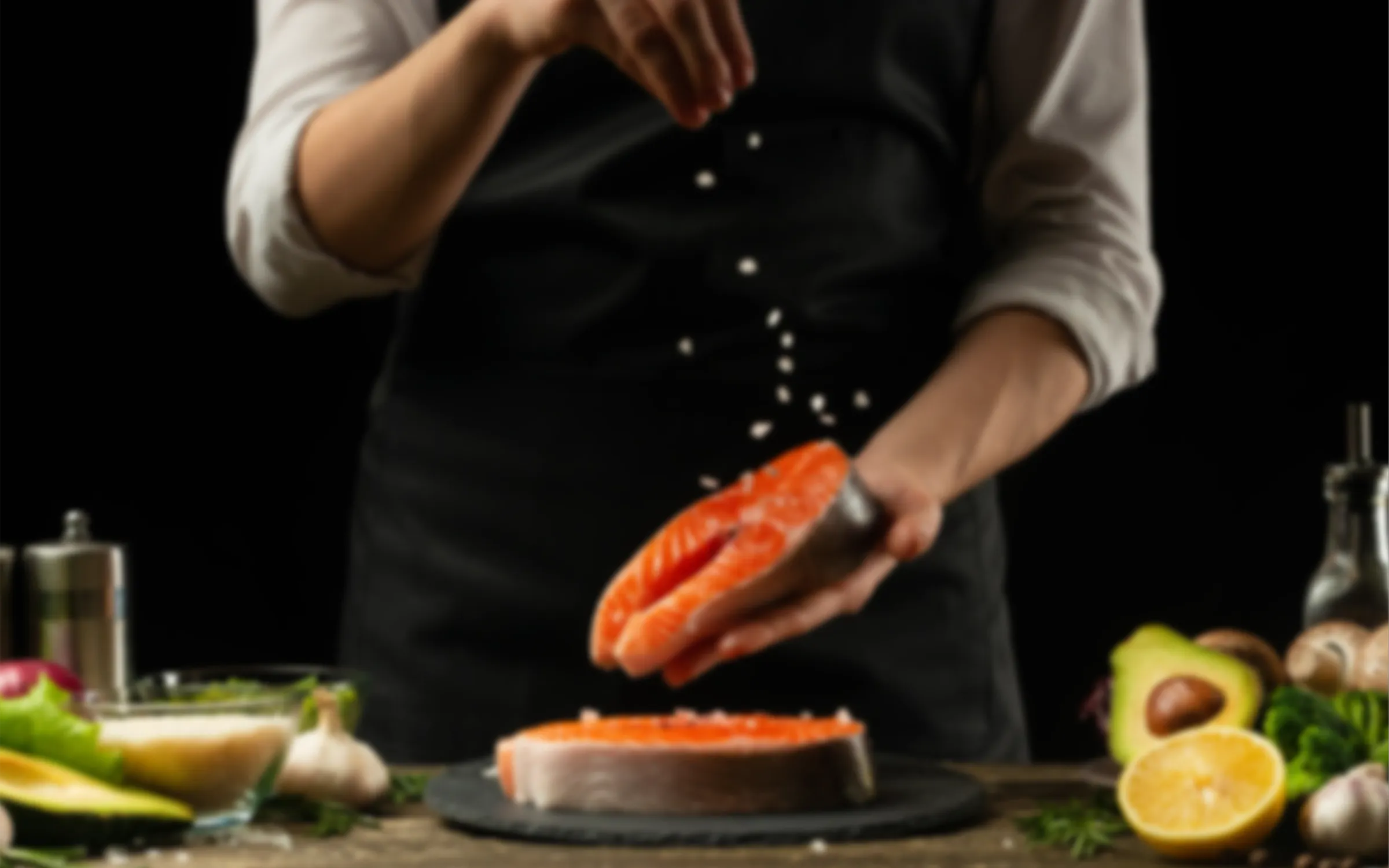 Cocinero salando salmón