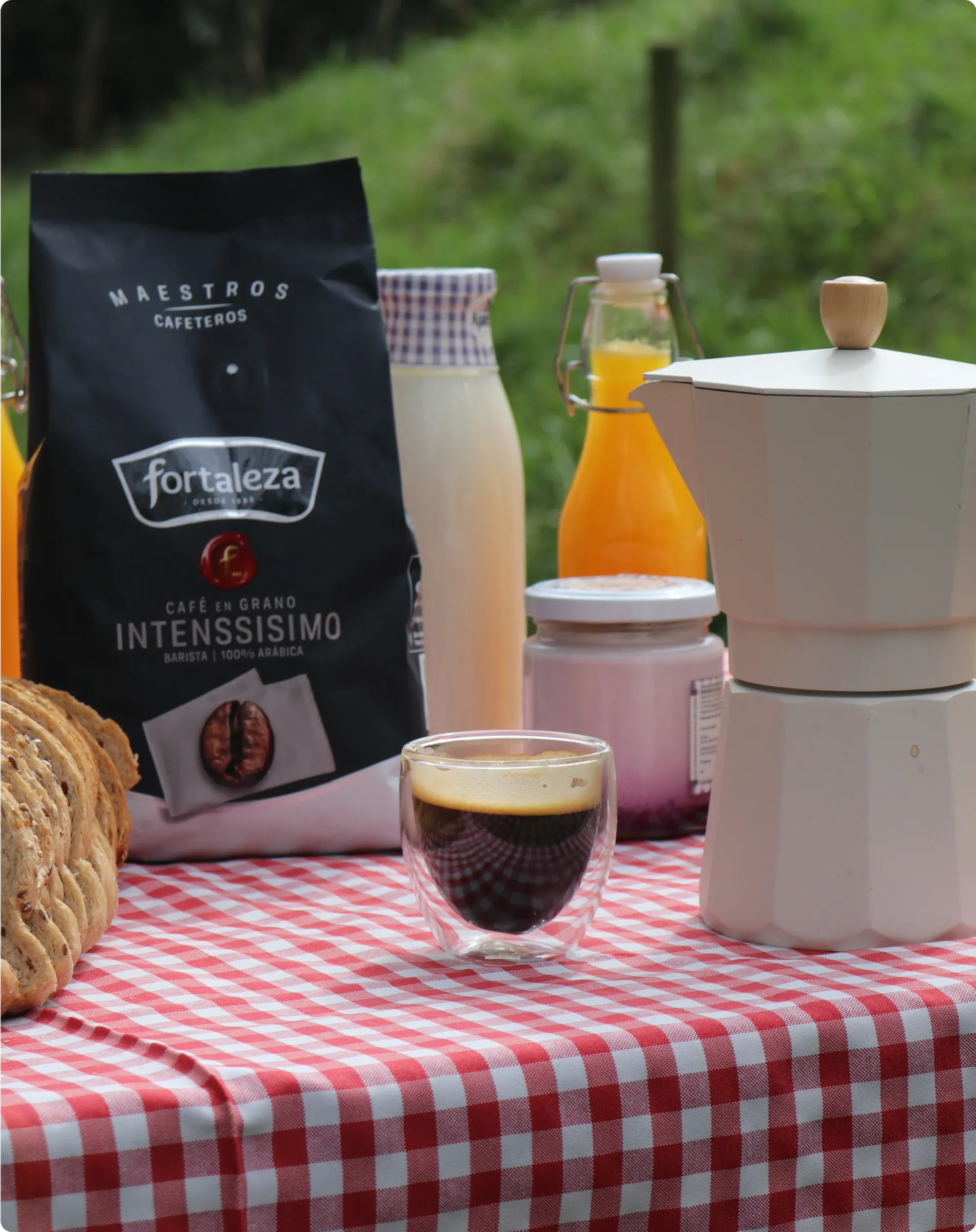 Cafetera y paquete café
