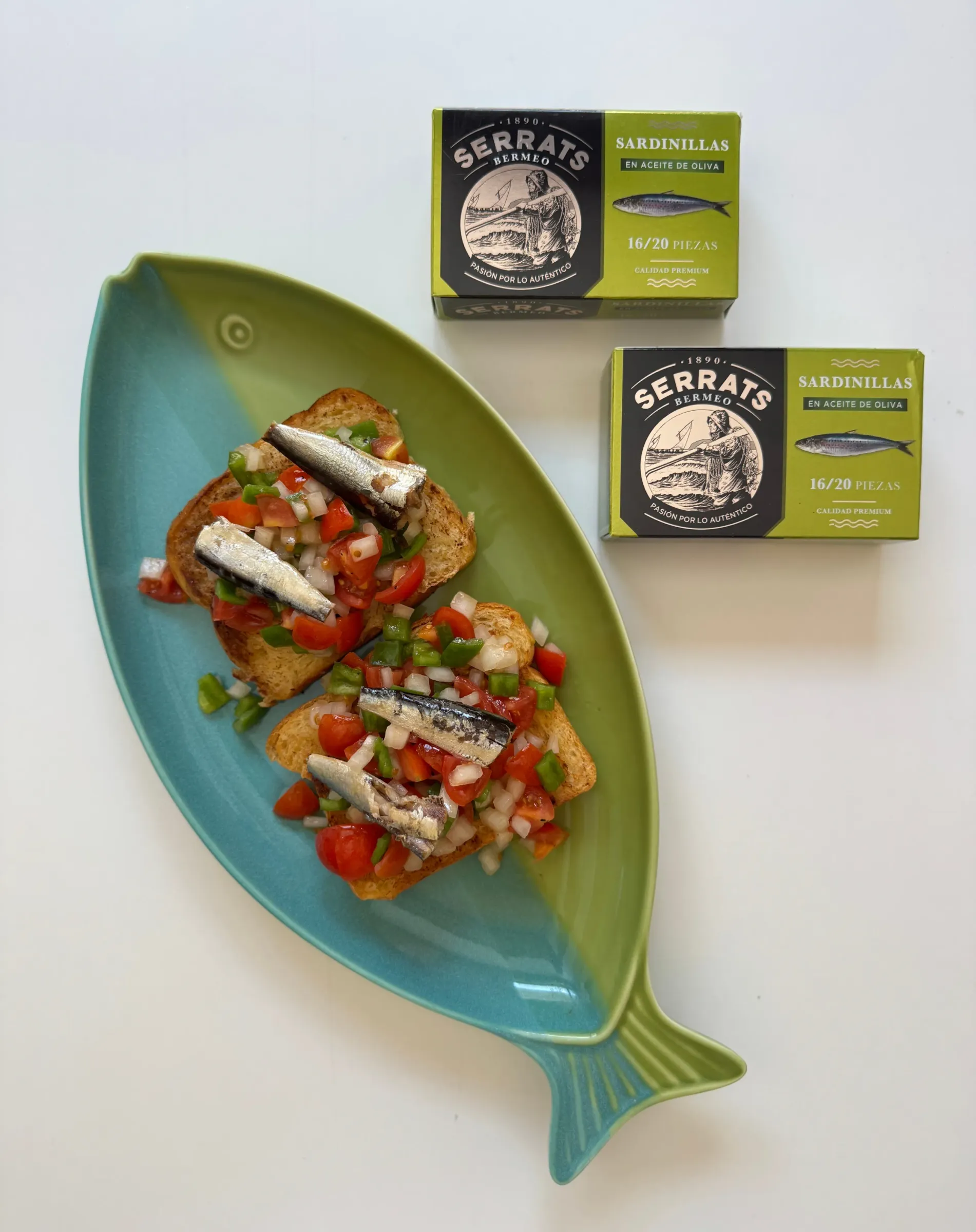 Presentación en plato de las sardinillas de Serrats