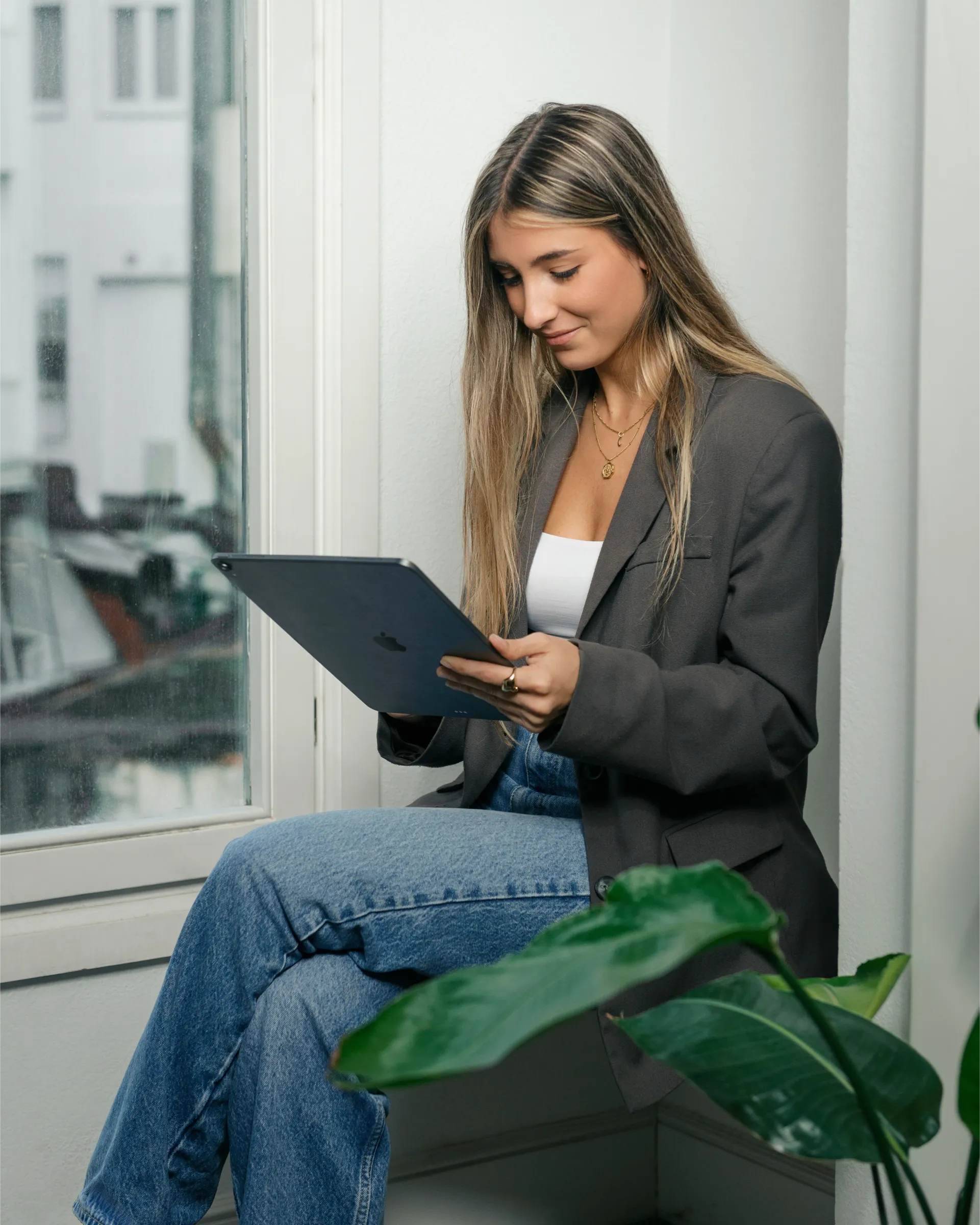 Persona sentada con utilizando una tablet