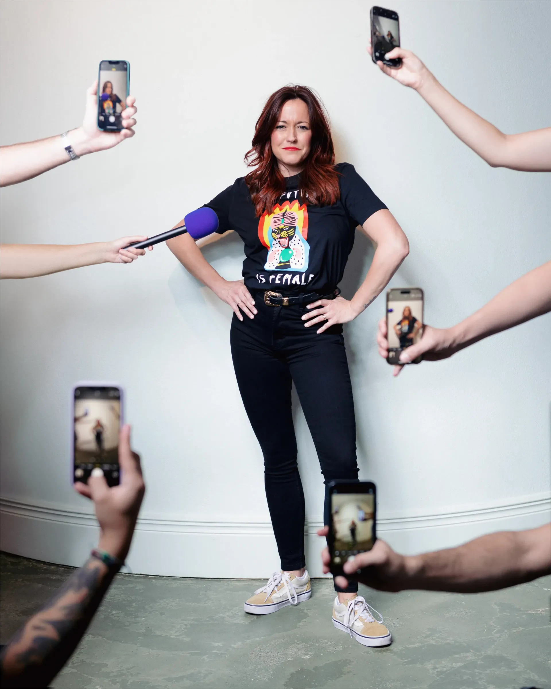 Varias personas sacando fotos con el móvil a otra posando