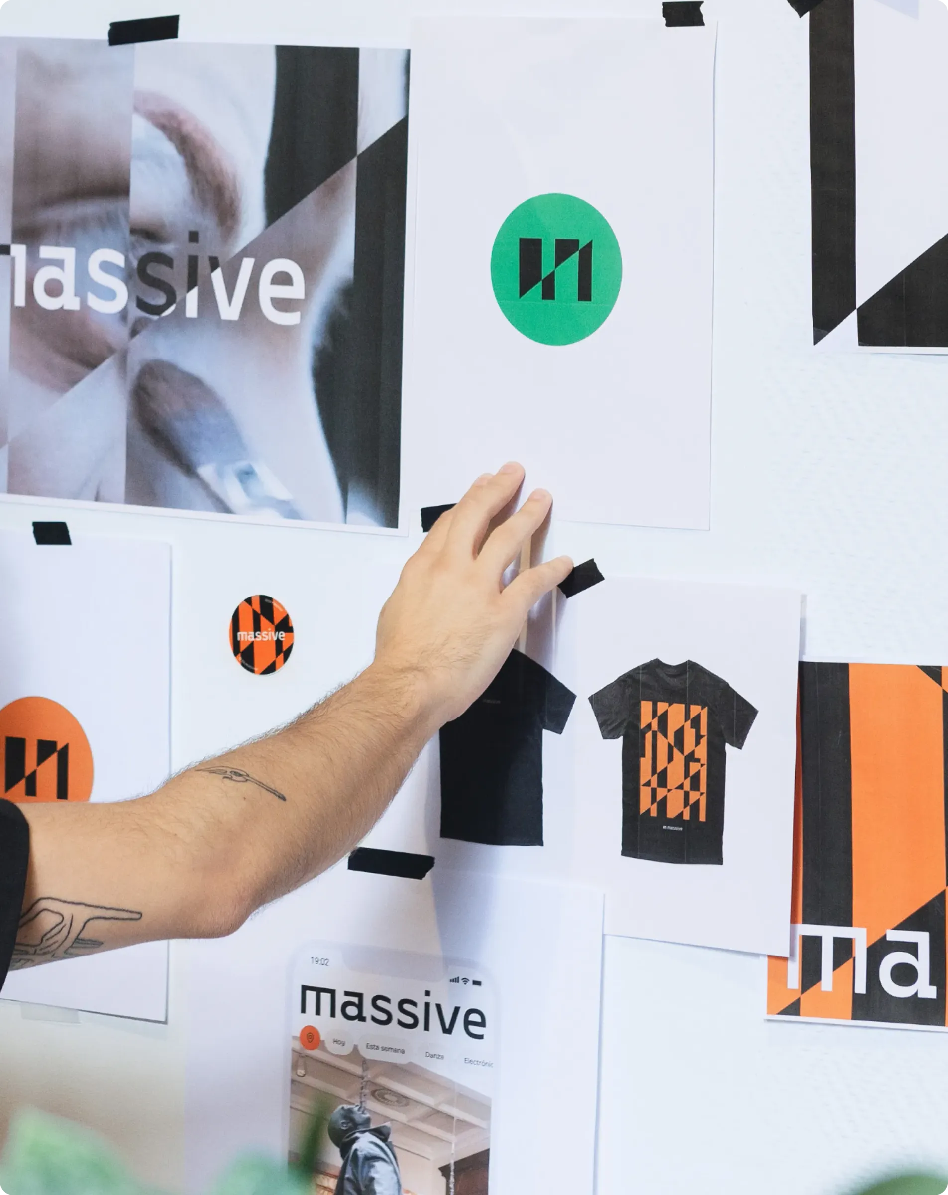 Imagen de marca para Massive expuesta en pared
