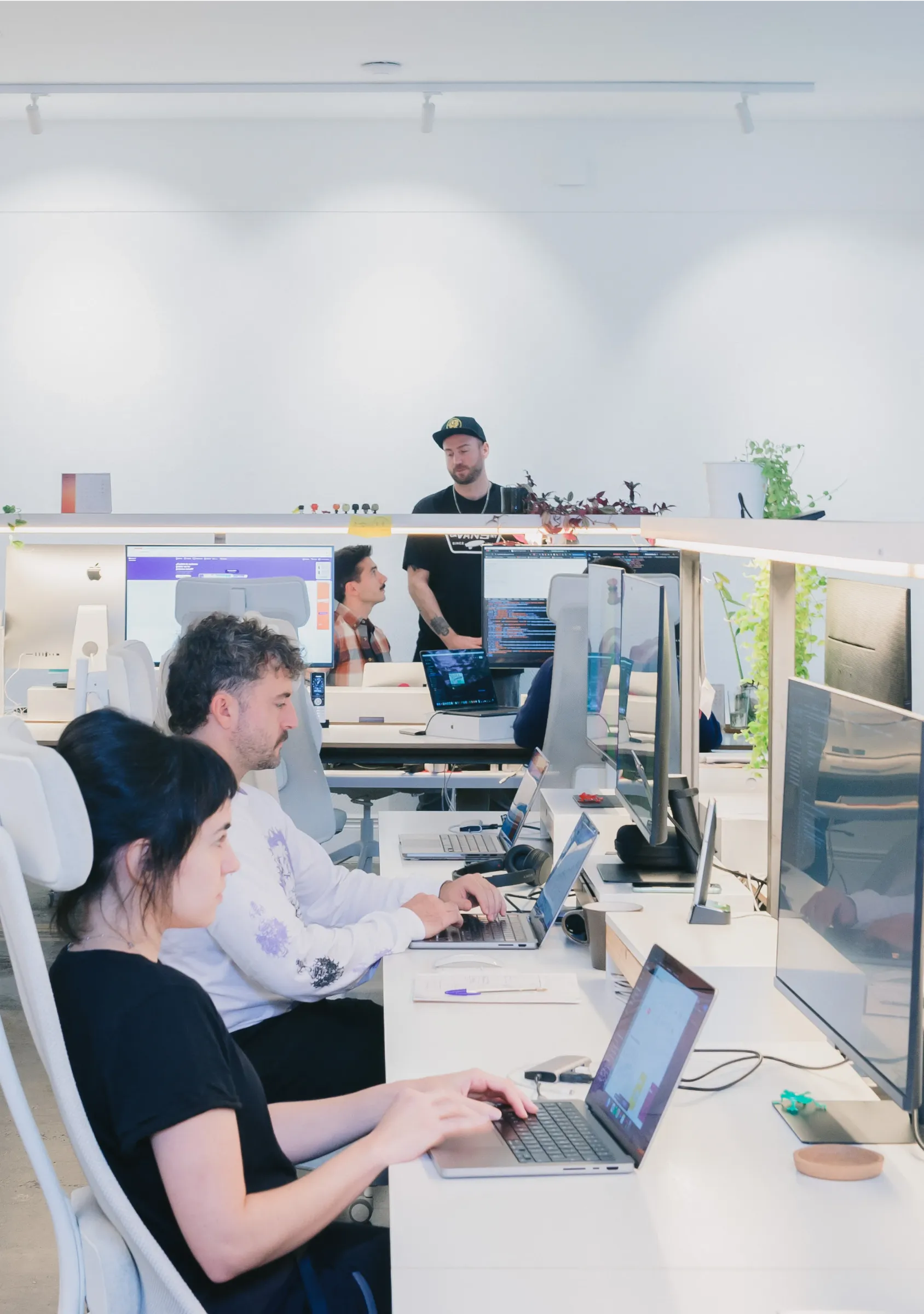Persona trabajando delante del ordenador